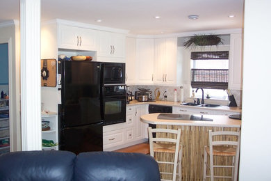 Example of a classic kitchen design in Toronto