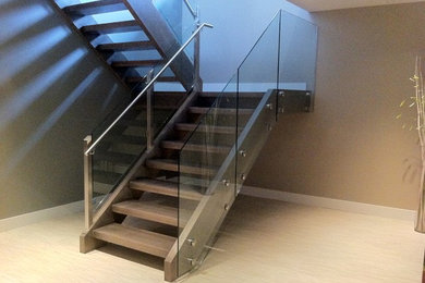 Modelo de escalera en U urbana de tamaño medio sin contrahuella con escalones de madera y barandilla de vidrio