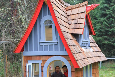 Kleines, Neutrales Skandinavisches Kinderzimmer mit Spielecke, blauer Wandfarbe und braunem Holzboden in Seattle
