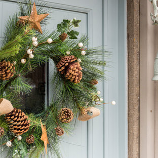 ロンドンのシャビーシック調のおしゃれな玄関の写真