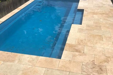 Inspiration pour une piscine minimaliste de taille moyenne.