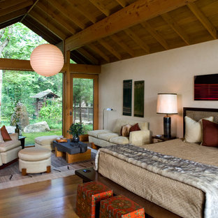 Idee per una grande camera matrimoniale etnica con pareti bianche, parquet scuro e pavimento marrone