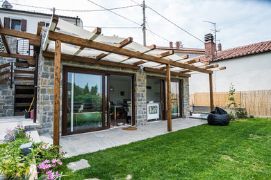 Idee per un giardino country esposto in pieno sole con un pendio, una collina o una riva e pavimentazioni in pietra naturale