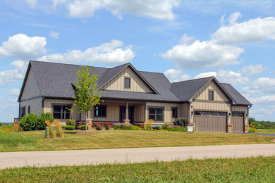 Example of a classic exterior home design in Chicago