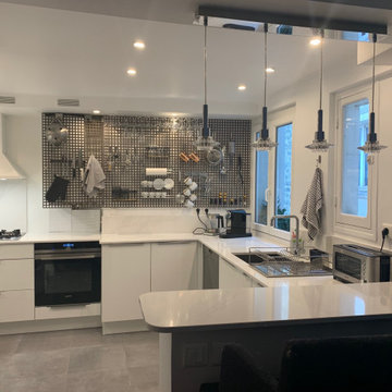 Cuisine blanche avec grille de rangement