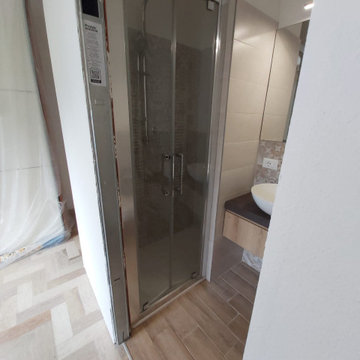 Creazione nuovo bagno con doccia in camera