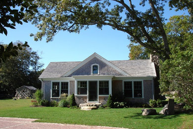 Example of a cottage home design design in Boston