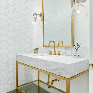 Immagine di un piccolo bagno di servizio chic con consolle stile comò, ante gialle, pistrelle in bianco e nero, piastrelle in ceramica, pareti bianche, pavimento in legno massello medio, lavabo sottopiano, top in marmo, pavimento marrone, top grigio, mobile bagno freestanding e WC a due pezzi