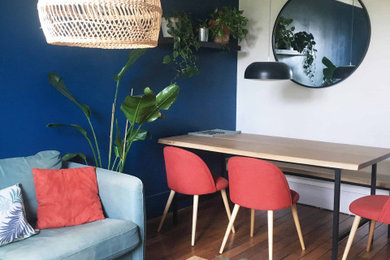 Idées déco pour une petite salle à manger contemporaine avec un mur bleu et parquet foncé.