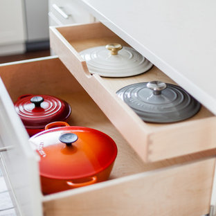 Cette image montre une très grande arrière-cuisine traditionnelle en L avec un évier encastré, un placard à porte shaker, des portes de placard blanches, un plan de travail en bois, une crédence blanche, une crédence en carrelage métro, un électroménager en acier inoxydable, un sol en bois brun et un îlot central.