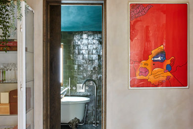 サセックスにある低価格の小さなインダストリアルスタイルのおしゃれな玄関ホール (ベージュの壁、ライムストーンの床) の写真