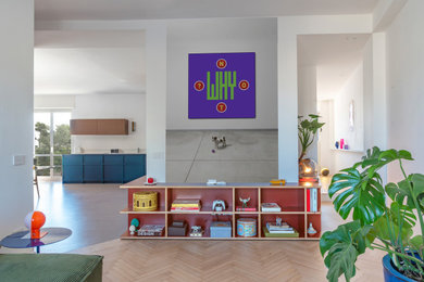 Foto di un grande soggiorno minimal aperto con libreria, pareti bianche, parquet chiaro, nessun camino e nessuna TV