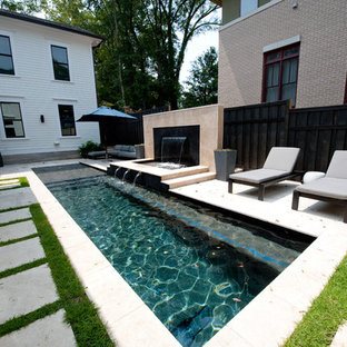 Kleines Klassisches Sportbecken neben dem Haus in rechteckiger Form mit Wasserspiel und Natursteinplatten in Atlanta