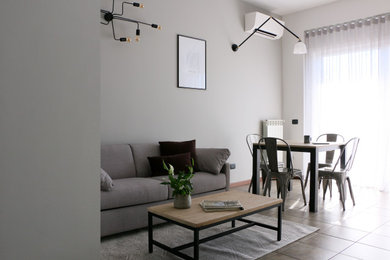 Kleines Industrial Wohnzimmer mit Porzellan-Bodenfliesen und braunem Boden in Mailand