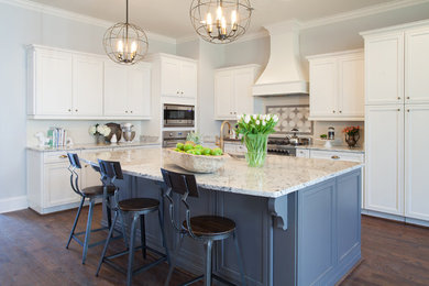 Example of a transitional kitchen design in Nashville
