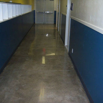 Polished concerte flooring (hallway)
