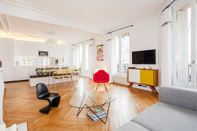 Photo of a contemporary living room in Paris.