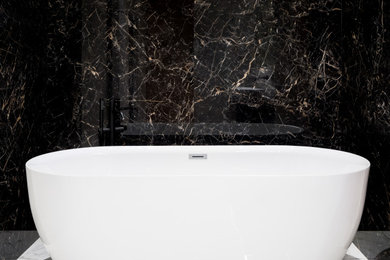 タンパにある高級な中くらいなコンテンポラリースタイルのおしゃれな浴室 (置き型浴槽、黒いタイル、大理石タイル、黒い壁、大理石の床、白い床) の写真