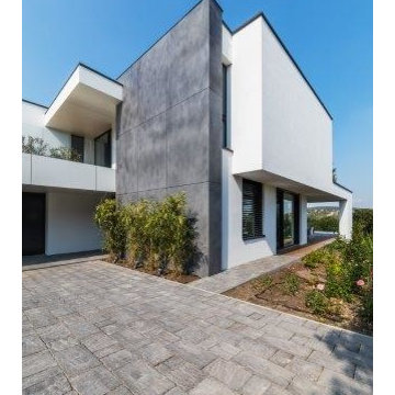 Trasparenza multilivello e cemento a vista per una villa moderna panoramica