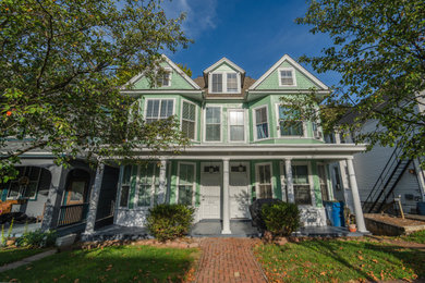 ワシントンD.C.にある高級な巨大なトラディショナルスタイルのおしゃれな家の外観 (漆喰サイディング、デュープレックス) の写真
