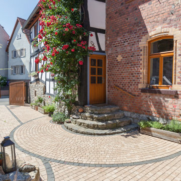 Ein warmes Ambiente in Hof und Hauseingang.