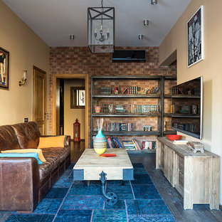 Выдающиеся фото от архитекторов и дизайнеров интерьера: парадная, открытая гостиная комната в стиле фьюжн с бежевыми стенами, телевизором на стене и черным полом