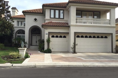 Inspiration for a transitional exterior home remodel in Los Angeles