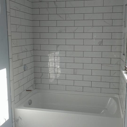 Salle De Bain Avec Un Carrelage Blanc Et Un Sol En Linoléum