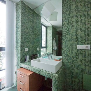 Bäder mit Duschnische und grünem Boden Ideen, Design & Bilder