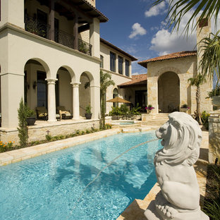 オースティンの大きい地中海スタイルのおしゃれな競泳用プールの写真