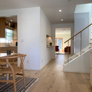 Eingang mit gelber Tür und beigem Boden Ideen, Design & Bilder