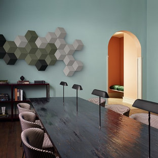 ニースの広いコンテンポラリースタイルのLDKの画像 (青い壁、濃色無垢フローリング、暖炉なし、茶色い床)