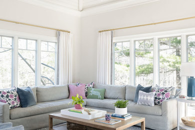 Diseño de sala de estar clásica renovada con machihembrado