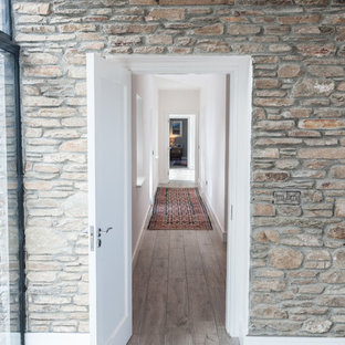 Inspiration för stora klassiska hallar, med vita väggar och klinkergolv i porslin