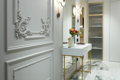 Modelo de hall clásico renovado de tamaño medio con paredes blancas, suelo de baldosas de porcelana, puerta simple, puerta gris y suelo blanco