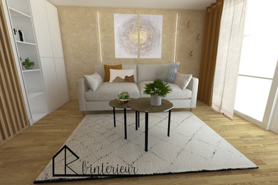 Diseño de salón abierto y beige y blanco nórdico pequeño sin chimenea con paredes beige, suelo de madera clara, televisor colgado en la pared y suelo marrón