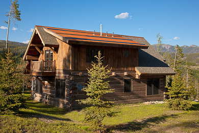 Aménagement d'une façade de maison multicolore montagne en bois à un étage avec un toit mixte.