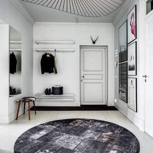 Inredning av en minimalistisk entré