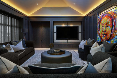 Foto de cine en casa cerrado tradicional renovado grande con paredes marrones, suelo de mármol, pared multimedia y suelo beige