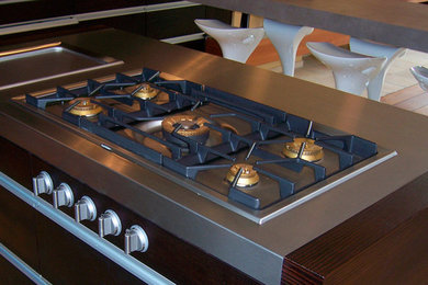 Kücheninsel mit modernem Gasherd