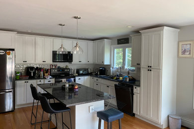 Kitchen - kitchen idea in Bridgeport