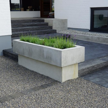 Natursteinbelag, Treppen und Steelen im Außenbereich aus Schiefer