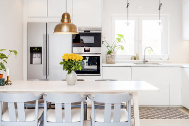Kitchen - contemporary kitchen idea in Cincinnati