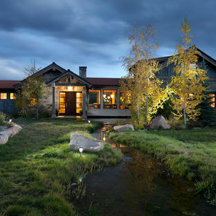 他の地域のラスティックスタイルのおしゃれな家の外観 (石材サイディング、茶色い外壁、切妻屋根) の写真