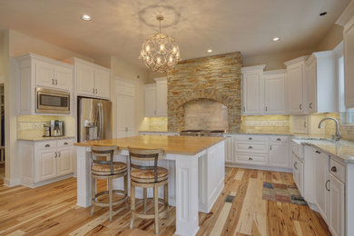 Example of a country kitchen design in Kansas City