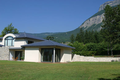 Aménagement d'une façade de maison contemporaine.