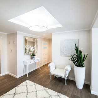 Inredning av en klassisk hall, med beige väggar, vinylgolv och brunt golv