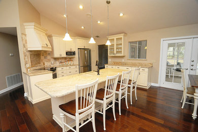 Kitchen - transitional kitchen idea in Orlando