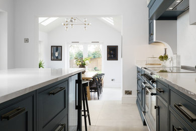 バークシャーにある高級な中くらいなトラディショナルスタイルのおしゃれなキッチン (シェーカースタイル扉のキャビネット、青いキャビネット、珪岩カウンター、白いキッチンカウンター) の写真