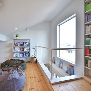 他の地域の小さいモダンスタイルのおしゃれなホームオフィス・仕事部屋 (白い壁、無垢フローリング、茶色い床) の写真